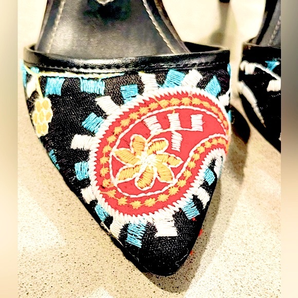 CHARLES BY CHARLES DAVID Pointer Pump Size 8 Color-BlackEmbroidered/Mesh 💕 - Picture 3 of 14